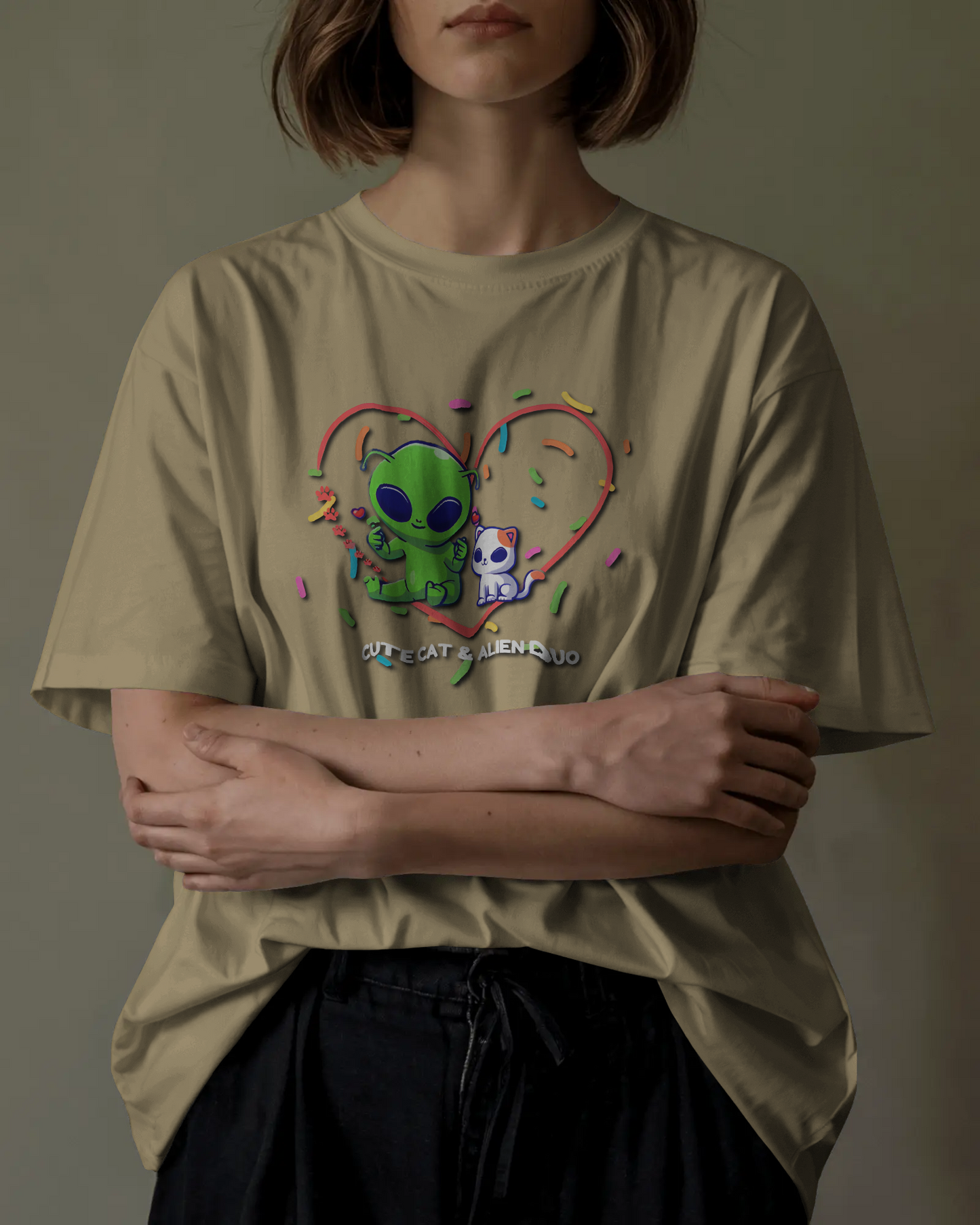 Alien & Cat Friendship in Oversized Comfort – Cute Tee