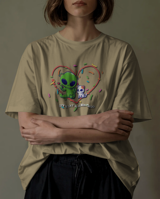 Alien & Cat Friendship in Oversized Comfort – Cute Tee