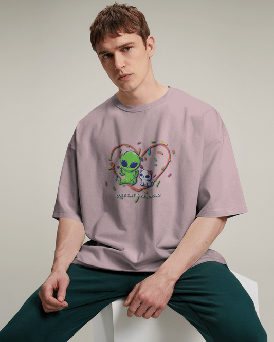 Alien & Cat Friendship in Oversized Comfort – Cute Tee