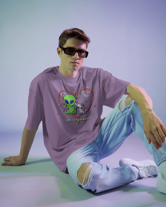 Alien & Cat Friendship in Oversized Comfort – Cute Tee
